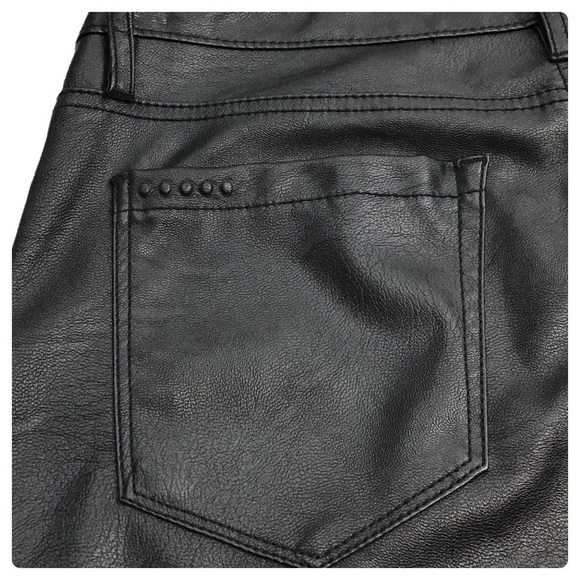 BLANK NYC - Vegan Leather Skinny in Blacked Out - 30 - Picture 15 of 16